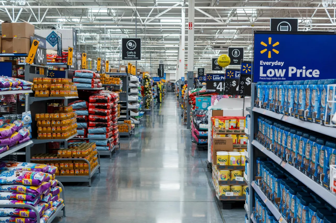 Na zdj. sklep sieci Walmart w amerykańskim Miami na Florydzie (fot. Chekyravaa/Shutterstock)