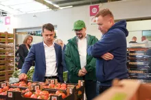 Michał Kołodziejczak, wiceminister rolnictwa oraz Przemysław Rzodkiewicz, Główny Inspektor Jakości Handlowej Artykułów Rolno-Spożywczych podczas przeprowadzania kontroli (fot. Ijhars/Facebook)