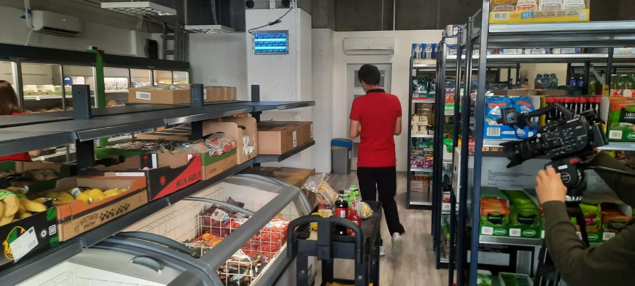 Mini centrum dystrybucyjne Biedronki i Glovo (fot. wiadomoscihandlowe.pl)