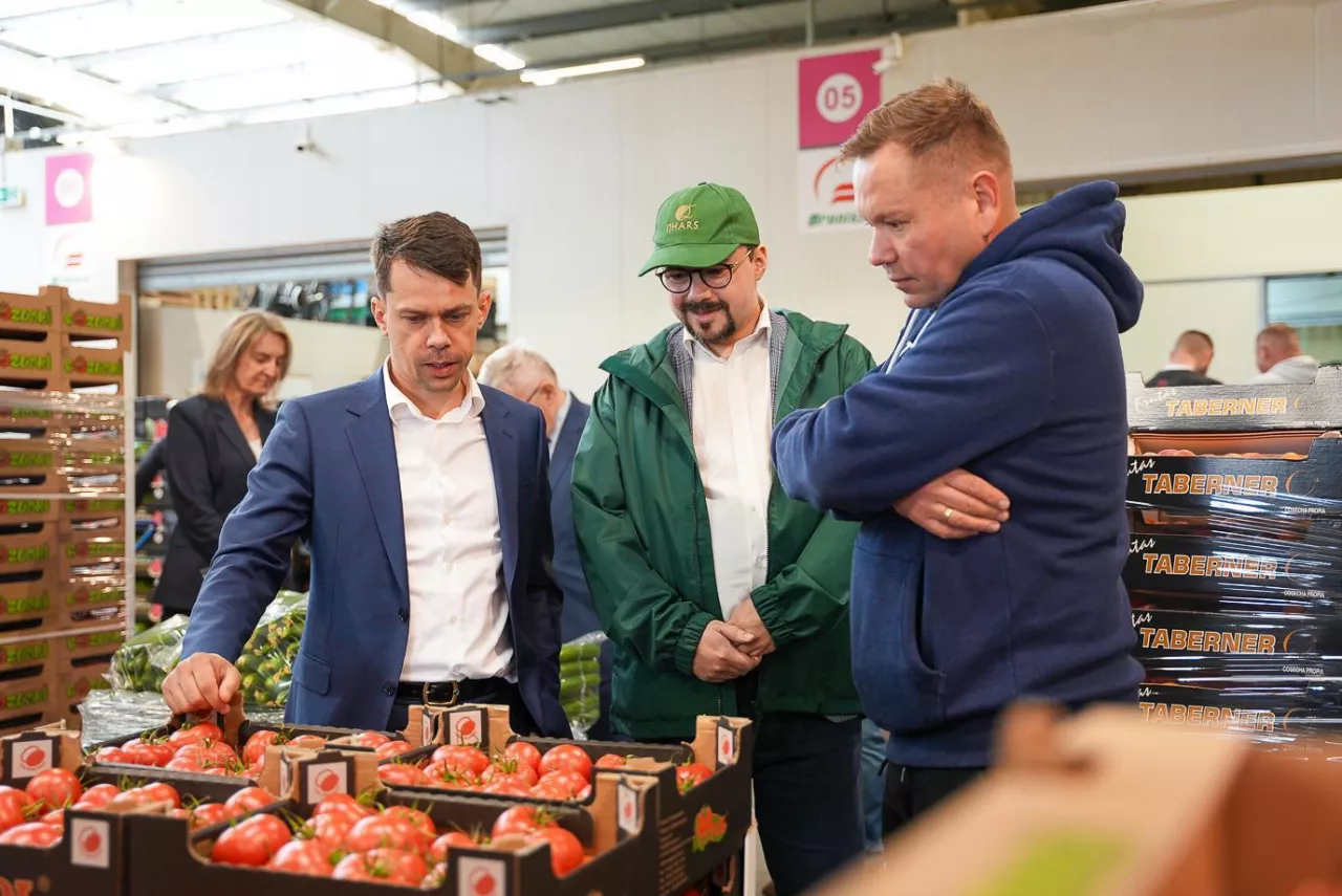 Michał Kołodziejczak, wiceminister rolnictwa oraz Przemysław Rzodkiewicz, Główny Inspektor Jakości Handlowej Artykułów Rolno-Spożywczych podczas przeprowadzania kontroli (fot. Ijhars/Facebook)