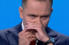 Karol Nawrocki zażywający snus lub woreczek nikotynowy - print screen z debaty z debaty prezydenckiej