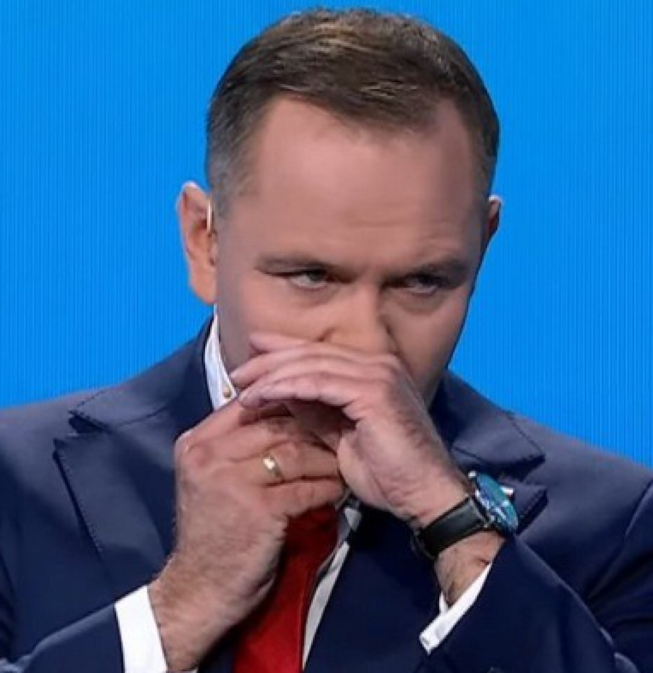 Karol Nawrocki zażywający snus lub woreczek nikotynowy - print screen z debaty z debaty prezydenckiej