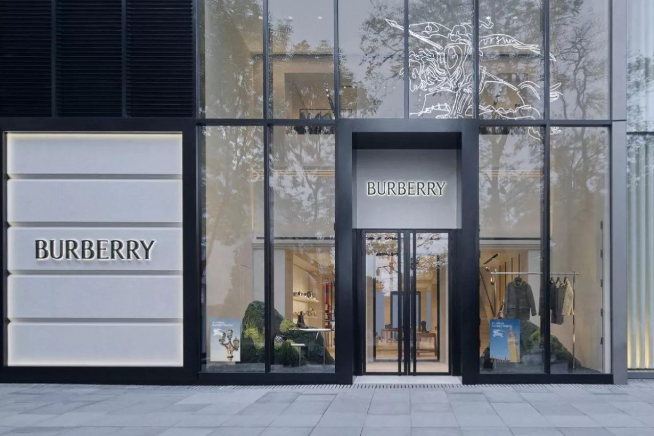 Zwolnienia grupowe w Burberry. Luksusowa marka modowa zwolni 1700 osób (fot. Burberry)