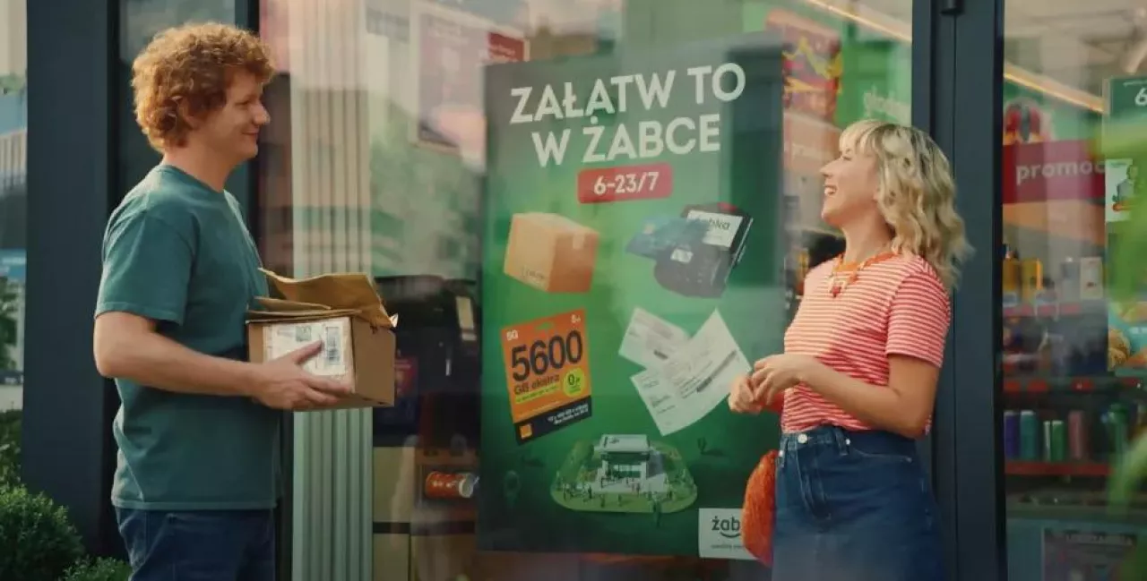 Nadawanie i odbieranie paczek w Żabce to jedna z wielu usług oferowanych przez sieć (fot. materiały prasowe)