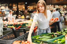 Z analizy paragonów wynika, że ogórki szklarniowe są obecnie o ok. 30 proc. tańsze niż dwa lata temu (fot. Shutterstock)