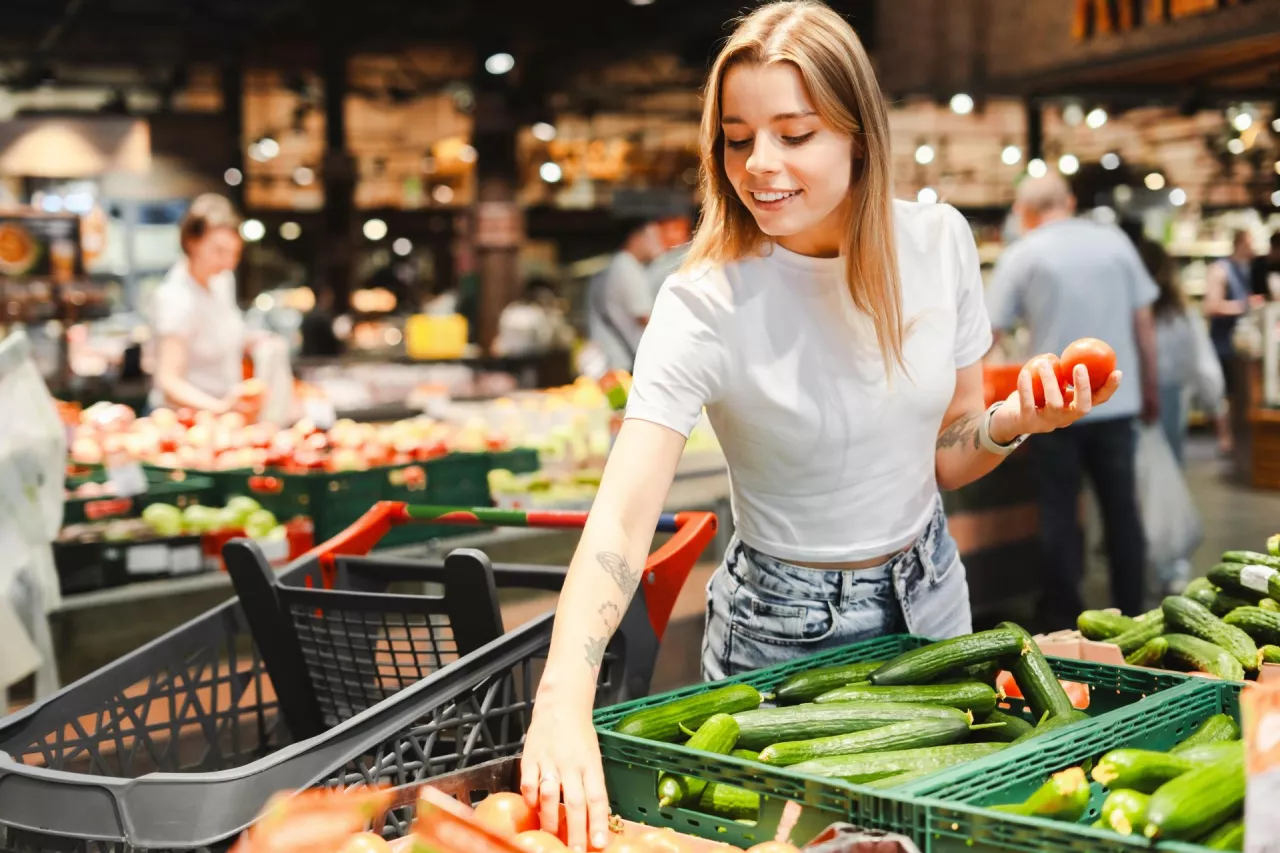 Z analizy paragonów wynika, że ogórki szklarniowe są obecnie o ok. 30 proc. tańsze niż dwa lata temu (fot. Shutterstock)