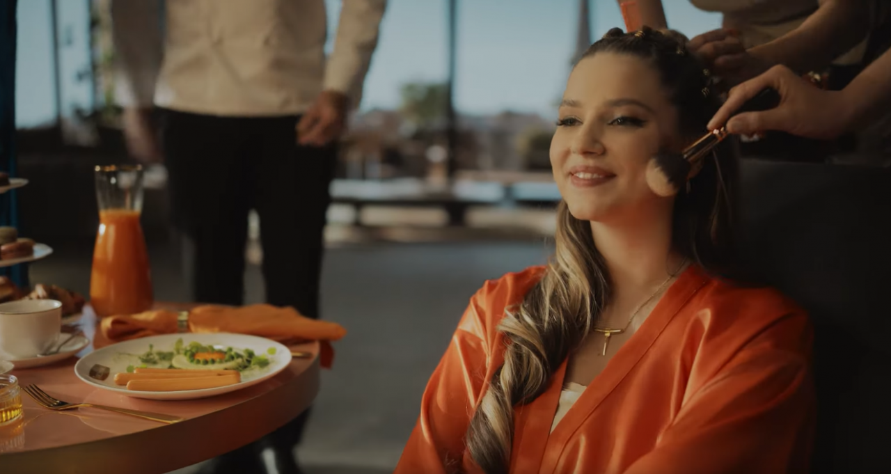 Julia Żugaj w reklamie parówek Tarczyńskiego (źródło: kadr ze spotu Tarczyńskiego)