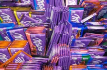 Czekolady Milka to flagowy produkt Mondelez. Brytyjscy parlamentarzyści wzywają firmę do wycofania się z Rosji (fot. ArDanMe/Shutterstock)