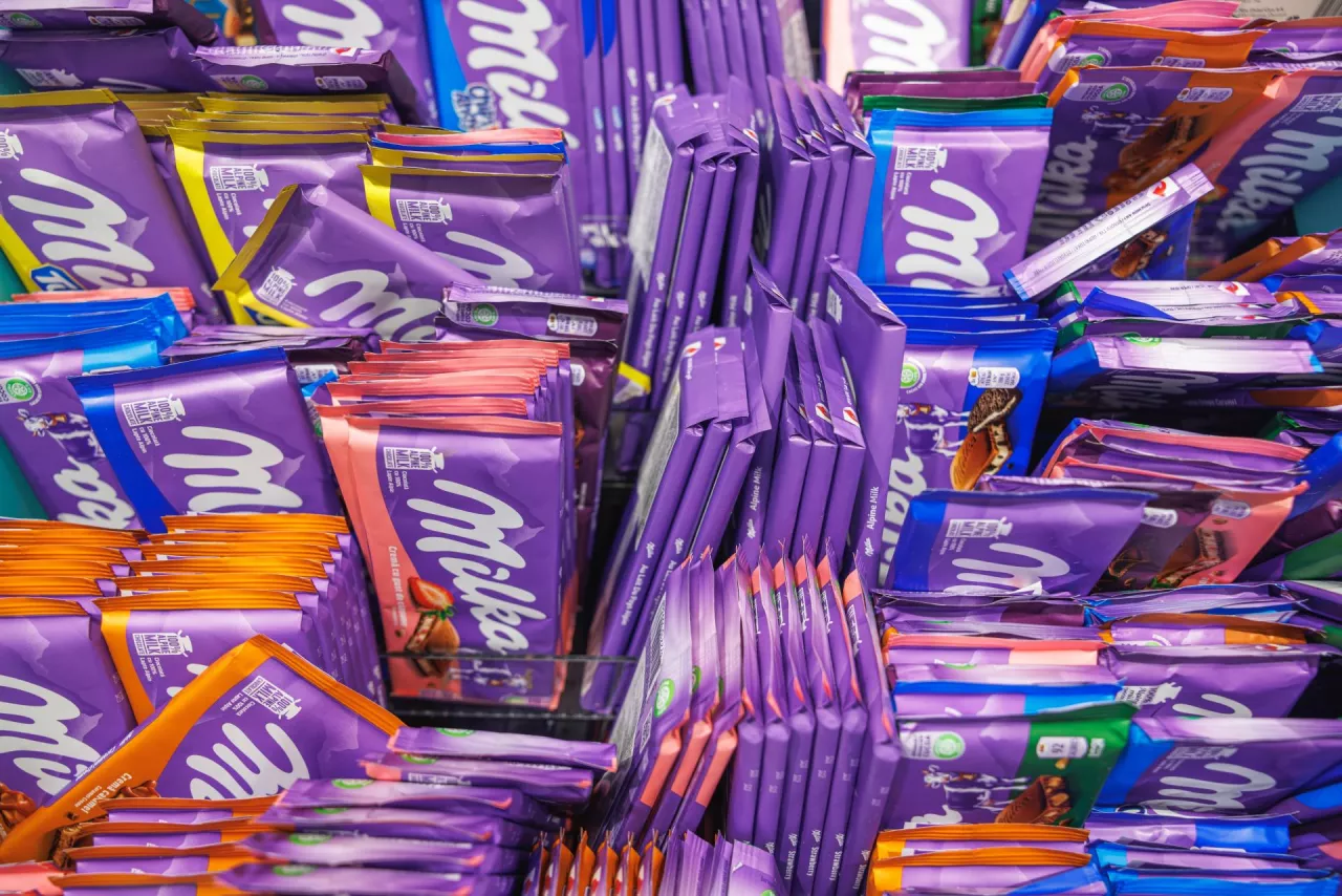 Czekolady Milka to flagowy produkt Mondelez. Brytyjscy parlamentarzyści wzywają firmę do wycofania się z Rosji (fot. ArDanMe/Shutterstock)
