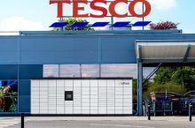 Paczkomat Inpostu przed supermarketem sieci Tesco w Wielkiej Brytanii (fot. Inpost)