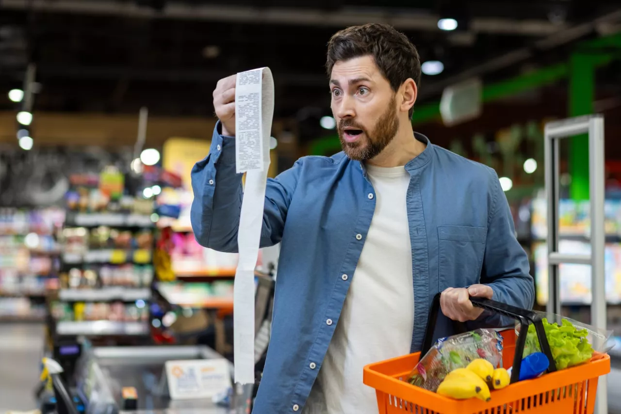 Na czym Polacy oszczędzają najczęściej? (fot. Shutterstock)