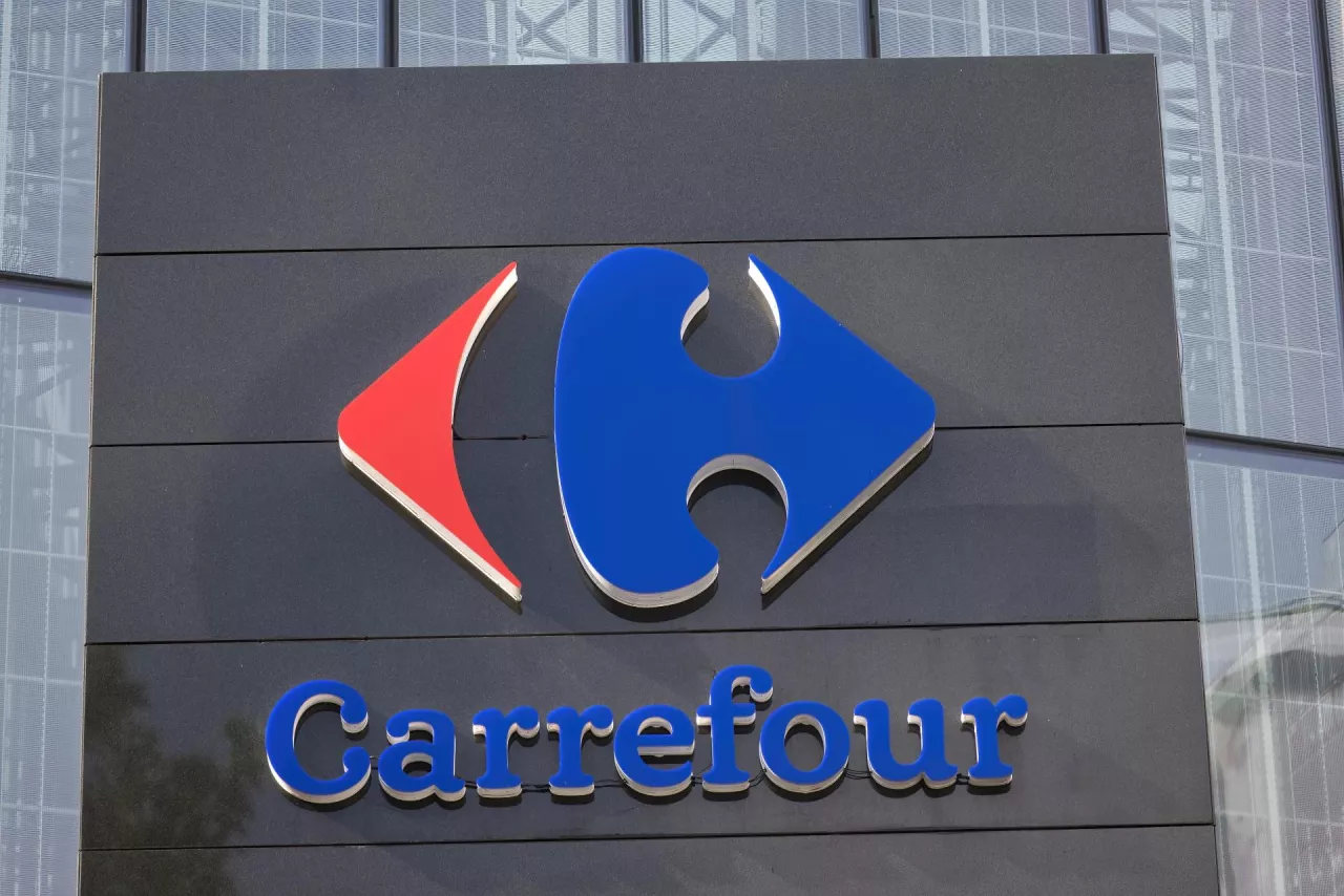 Logo Carrefour (fot. Below the Sky/Shutterstock)