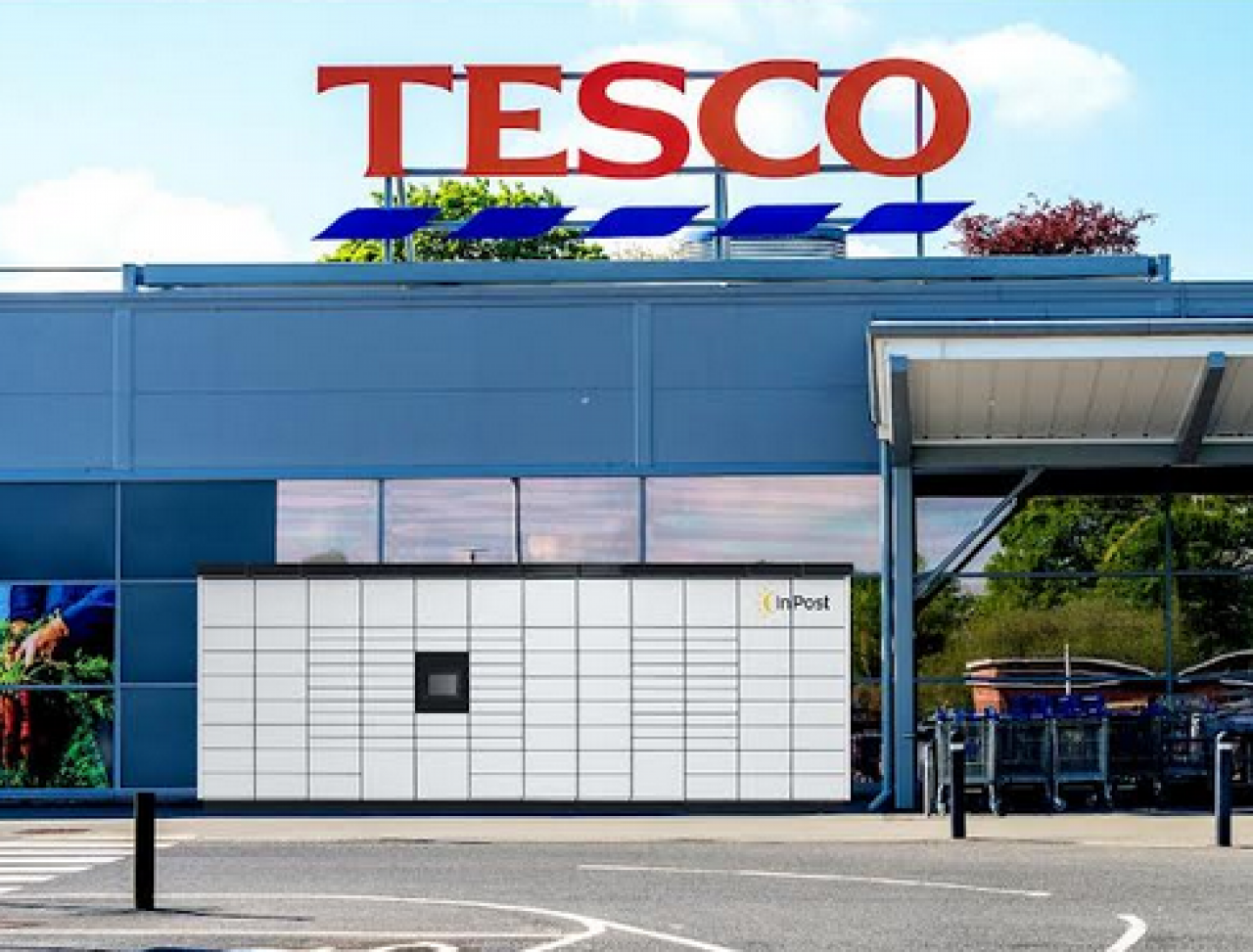 Paczkomat Inpostu przed supermarketem sieci Tesco w Wielkiej Brytanii (fot. Inpost)