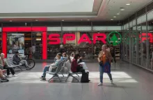 SPAR Group chce sprzedać sklepy w kolejnych krajach (fot. IgorGolovniov/Shutterstock, zdjęcie ilustracyjne)
