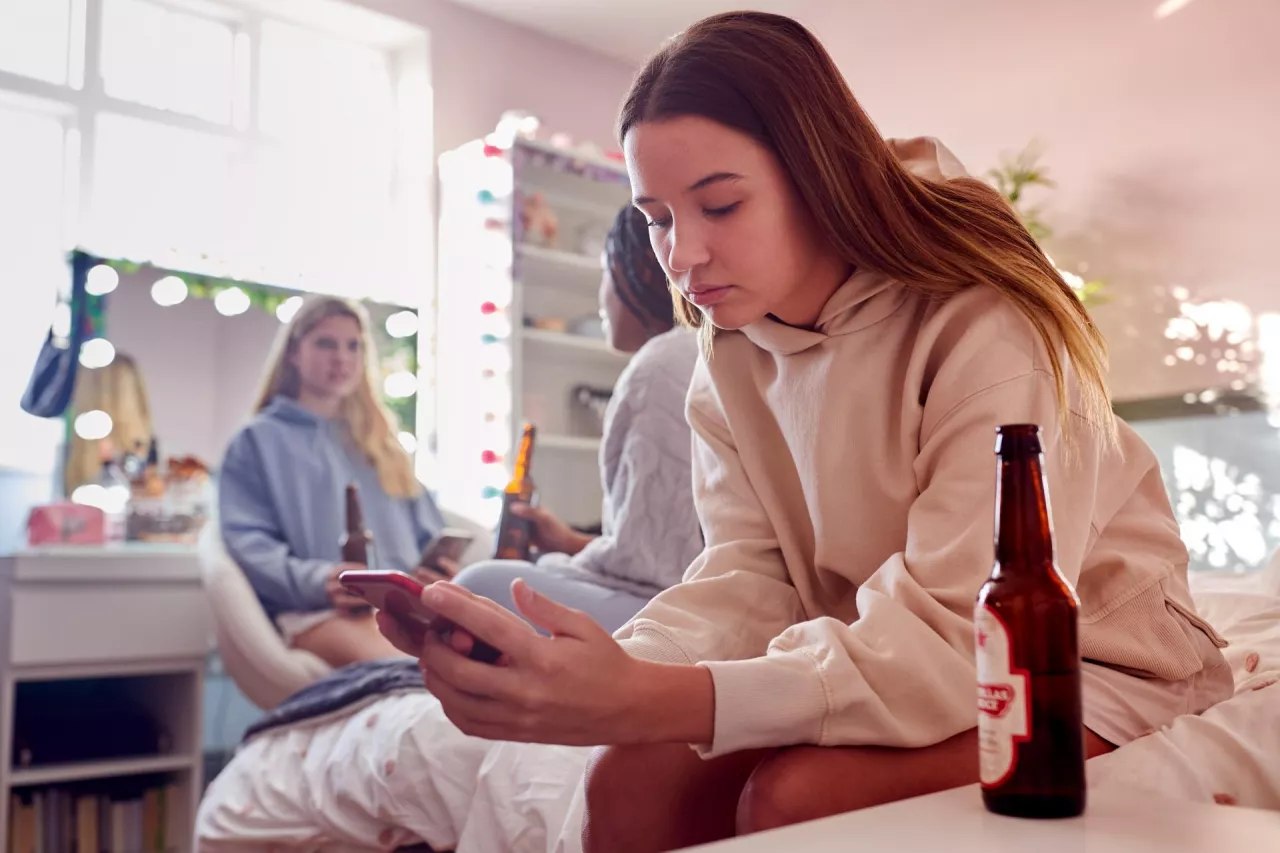 Młodzi Polacy coraz częściej popadają w długi (fot. Shutterstock)