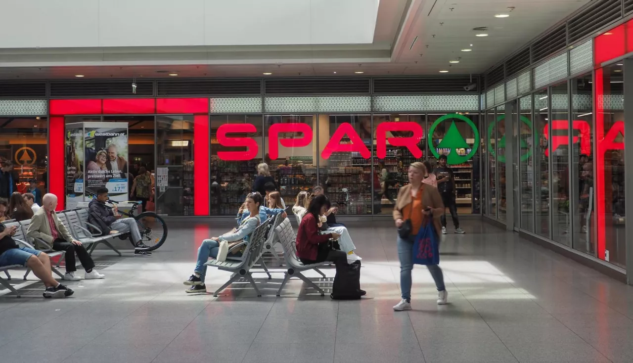 SPAR Group chce sprzedać sklepy w kolejnych krajach (fot. IgorGolovniov/Shutterstock, zdjęcie ilustracyjne)