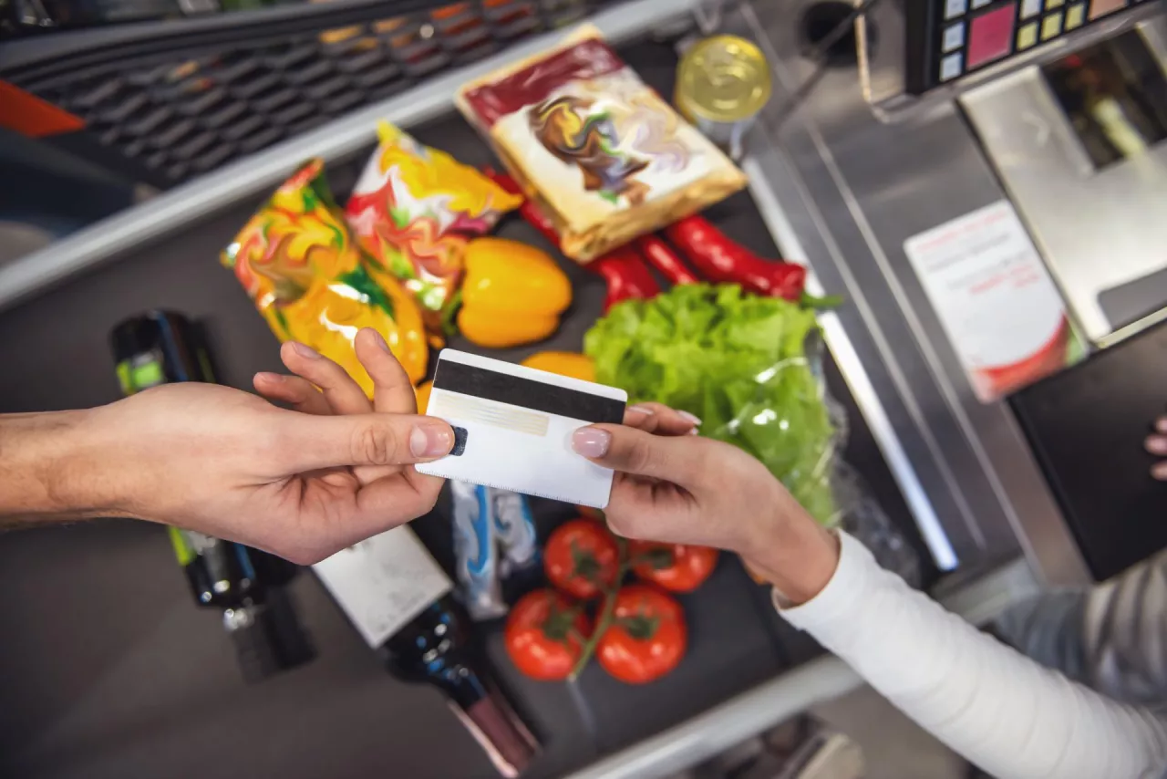 Jakie jest stanowisko UOKiK w sprawie różnicy cen? (fot. Shutterstock)