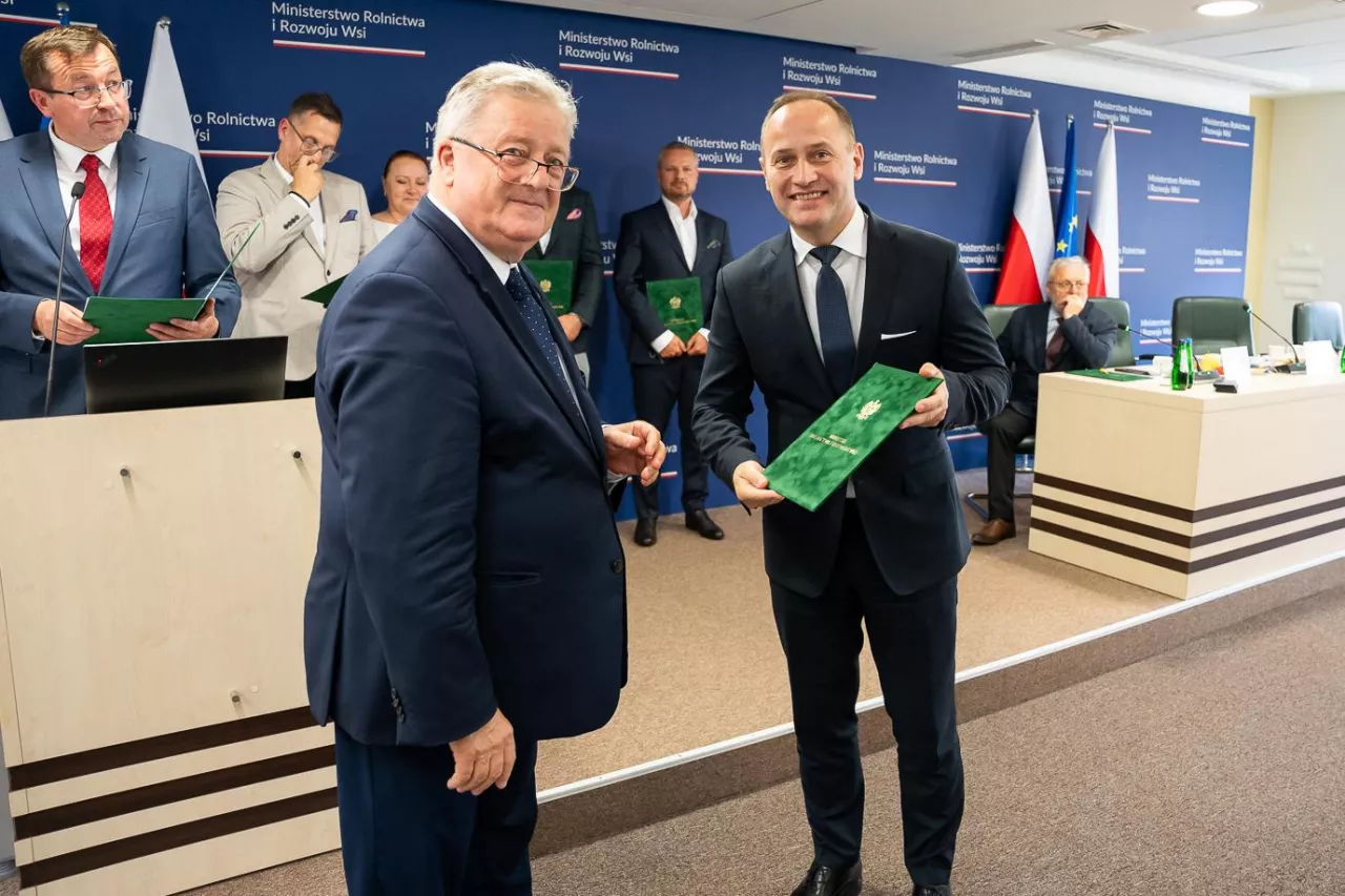 Powołanie nowych członków komisji funduszy promocji żywności. Na zdjęciu minister Czesław Siekierski i Dariusz Goszczyński, prezes KRD-IG (fot. MRiRW)