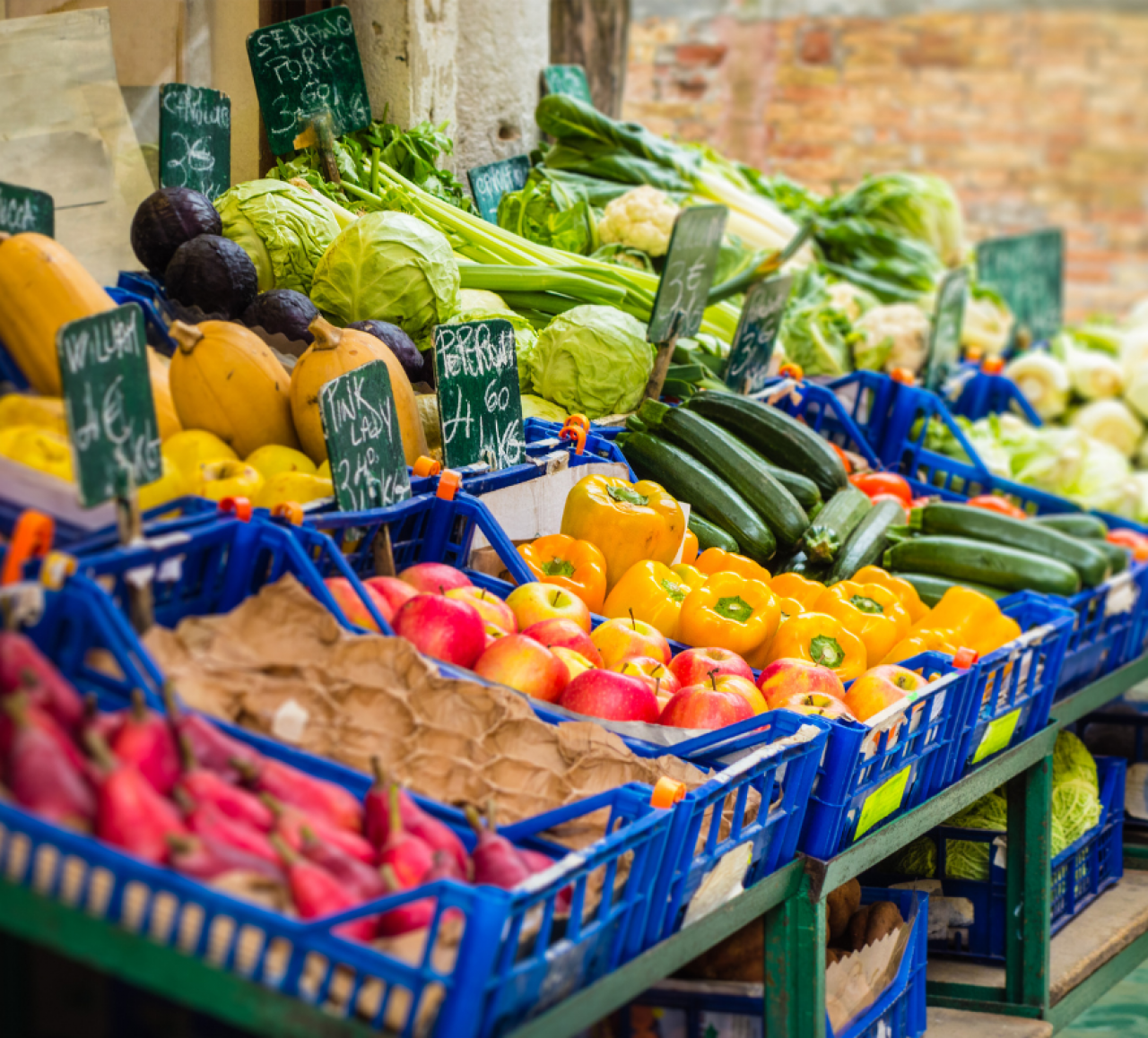 <p>Polacy wciąż kochają zakupy na bazarkach. Jakich produktów na nich poszukują?</p>