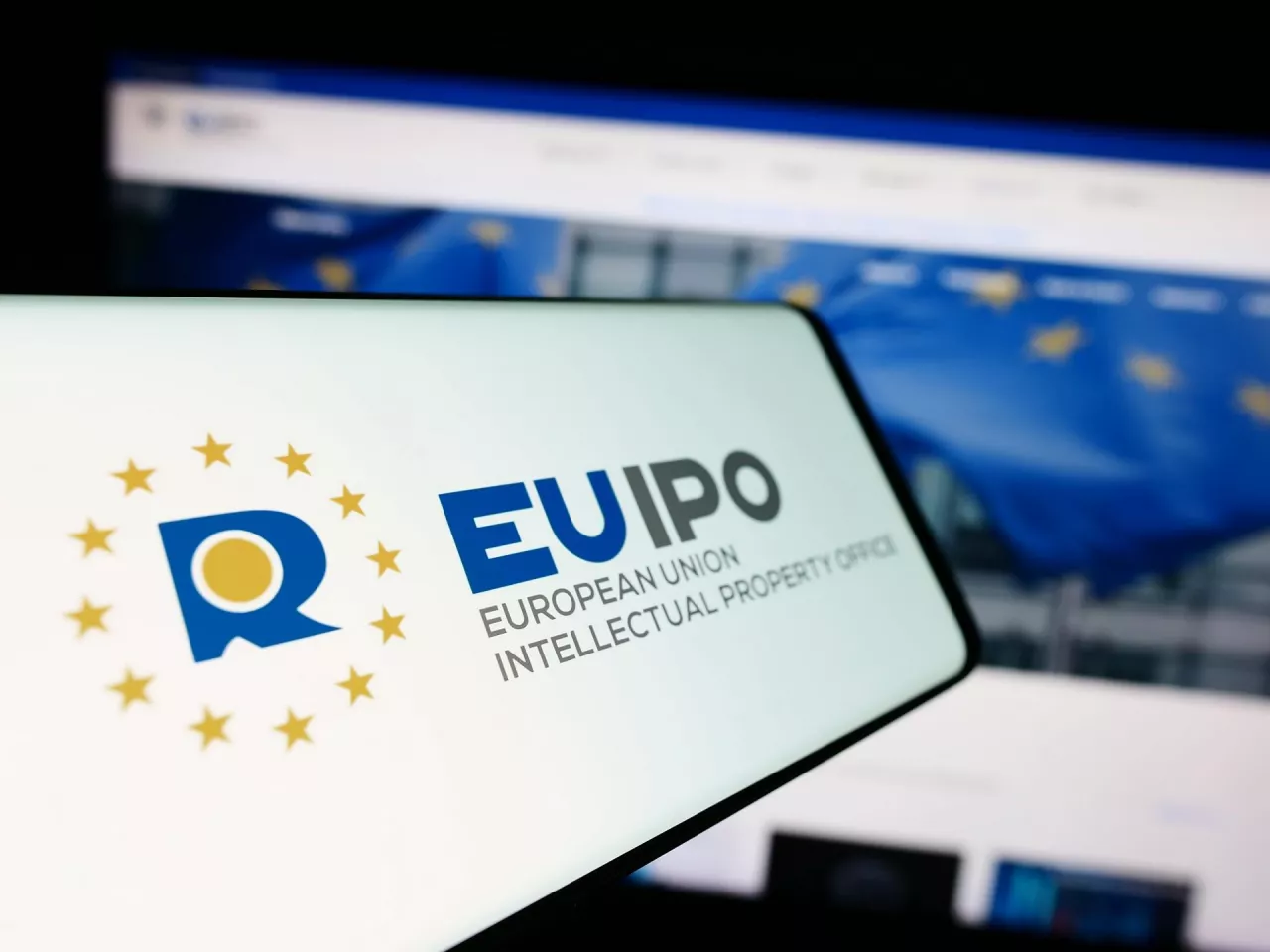 Raport EUIPO ujawnia ogromną skalę podróbek żywności i napojów na rynku UE (fot. Shutterstock)