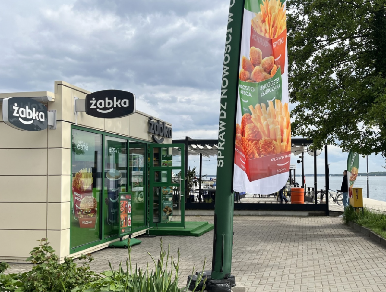 Sezonowy sklep sieci Żabka nad morzem