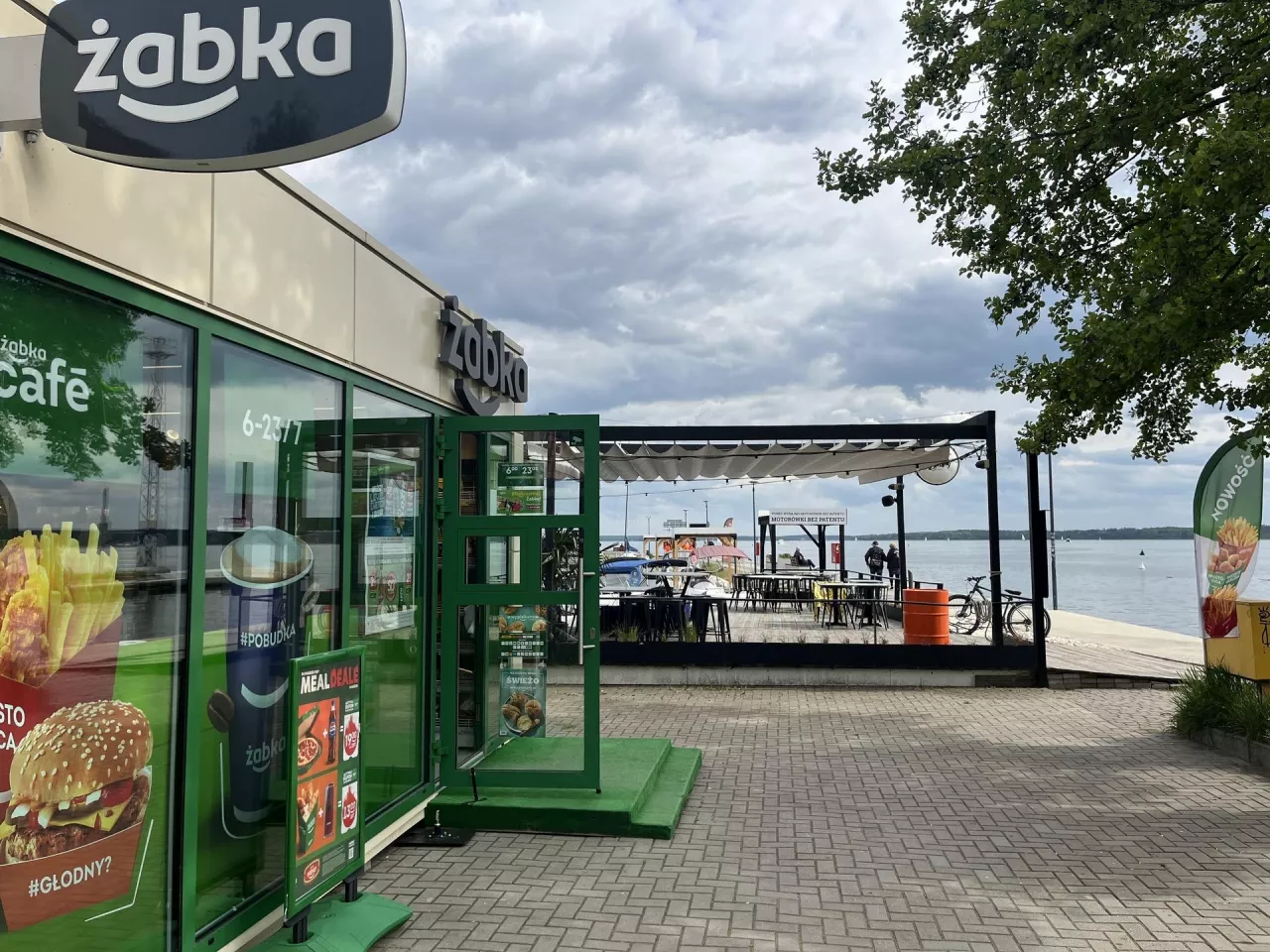 <p>Żabka z roku na rok uruchamia coraz więcej sklepów sezonowych</p>