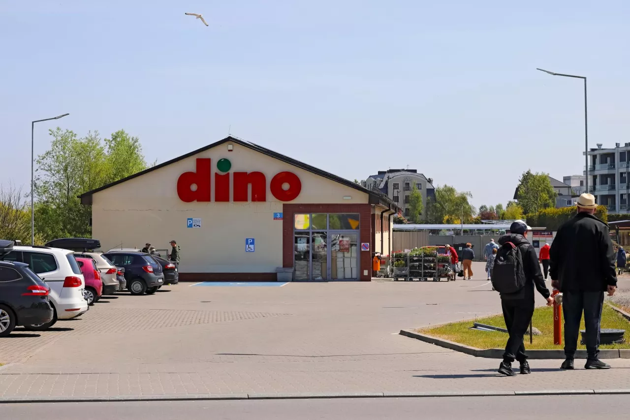 Na zdj. sklep sieci Dino (fot. marekusz/Shutterstock; zdjęcie ilustracyjne)