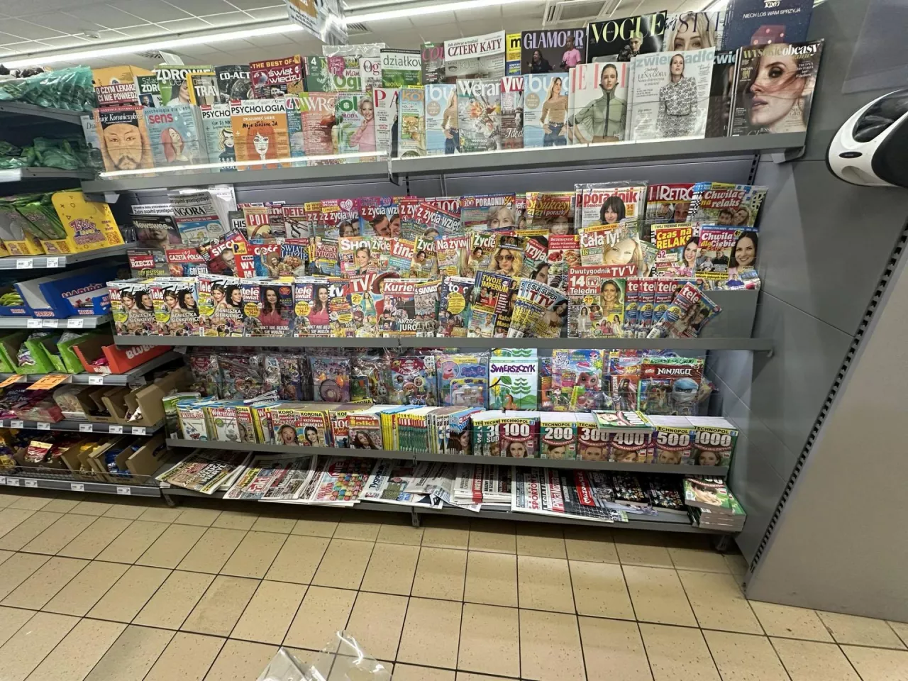 <p>Od pewnego czasu prasa dostępna szerzej jest m.in. w dyskontach. Czy to ma sens?</p>