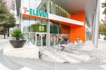 <p>7-Eleven szykuje ekspansję w Polsce. Czy urośnie konkurencja dla Żabki i Grupy Eurocash? (fot. 7-Eleven)</p>