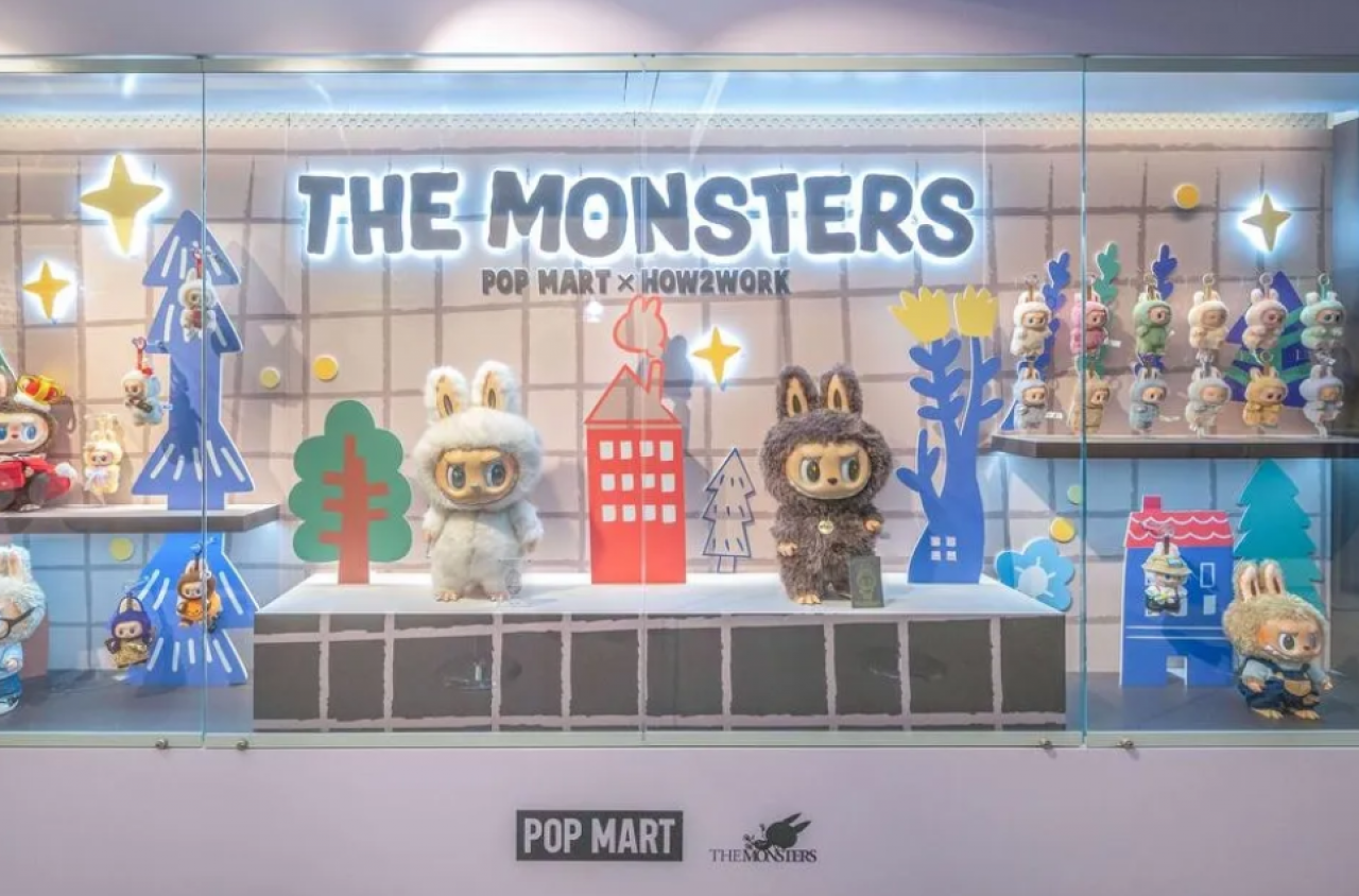 Wystawy sklepowe z lalkami i figurkami Labubu firmy Pop Mart