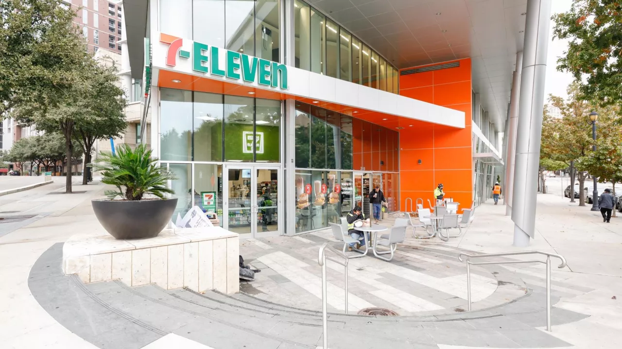 <p>7-Eleven szykuje ekspansję w Polsce. Czy urośnie konkurencja dla Żabki i Grupy Eurocash? (fot. 7-Eleven)</p>