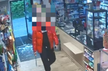 Mężczyzna z maczetą w sklepie (fot. za: KMP w Płocku)