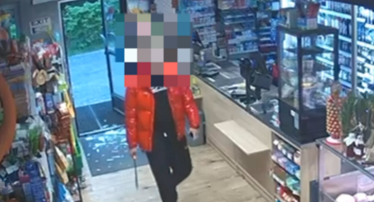 Mężczyzna z maczetą w sklepie (fot. za: KMP w Płocku)