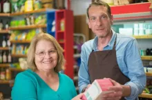 <p>Właściciel małego sklepu lepiej oceniany niż policjant (fot. Pexels/Kampus Production)</p>