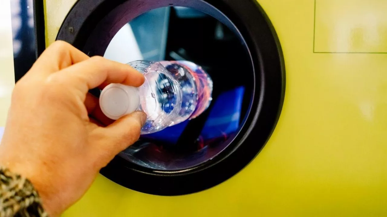 <p>System kaucyjny wywoła ogromny chaos w sklepach. ”Do zebrania 16 mld opakowań” (Fot. Canva)</p>