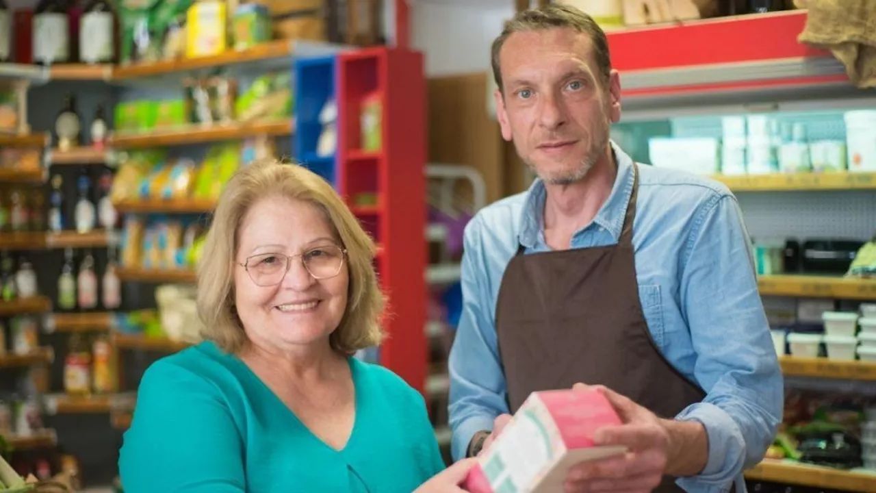 <p>Właściciel małego sklepu lepiej oceniany niż policjant (fot. Pexels/Kampus Production)</p>