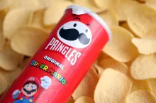 Na zdj. chipsy Pringles (fot. Mehaniq/Shutterstock)