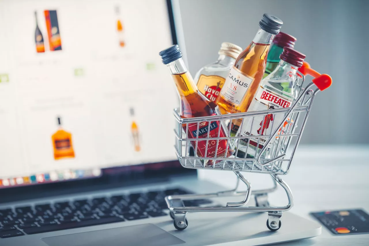 Sprzedaż alkoholu przez internet. Ministerstwo Zdrowia planuje zmiany (fot. Shutterstock)