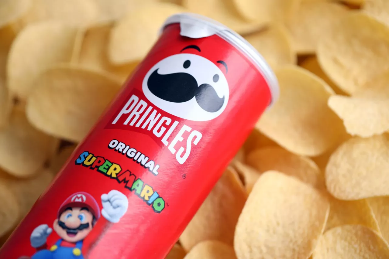 Na zdj. chipsy Pringles (fot. Mehaniq/Shutterstock)