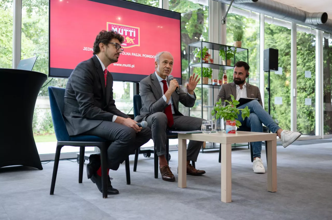 Od lewej: Pablo Carnevale, dyrektor zarządzający Mutti Polska i Francesco Mutti, prezes Grupy Mutti podczas konferencji prasowej z okazji otwarcia warszawskiego biura firmy (fot. materiały prasowe)