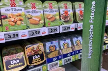 Aby odróżnić się od innych dyskontów, Netto eksponuje swoje produkty wegańskie na półkach. Regionalne pochodzenie (tutaj z Dolnej Saksonii) i certyfikat V-Label są również podkreślone.