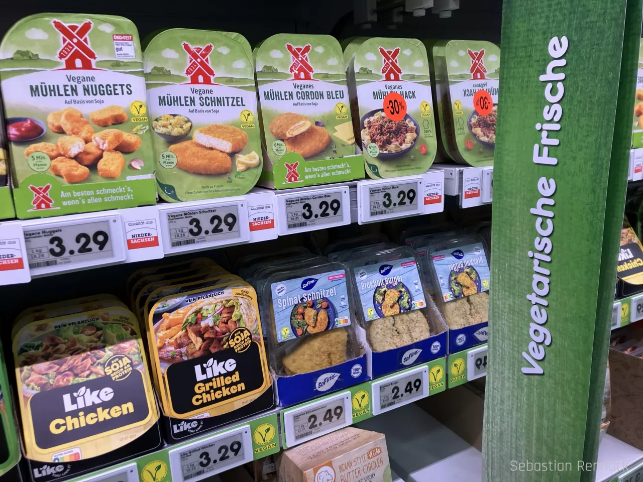 Aby odróżnić się od innych dyskontów, Netto eksponuje swoje produkty wegańskie na półkach. Regionalne pochodzenie (tutaj z Dolnej Saksonii) i certyfikat V-Label są również podkreślone.