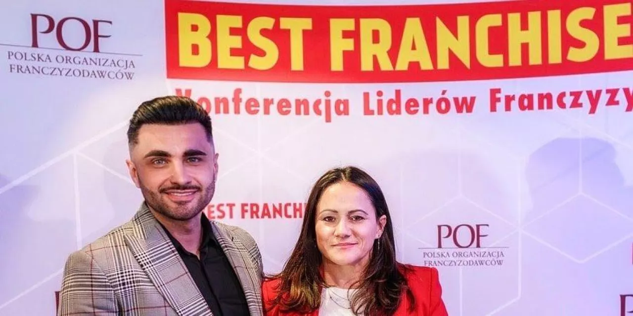 <p>Rafał Kościuk z Fit Cake i Monika Dąbrowska, prezeska POF</p>