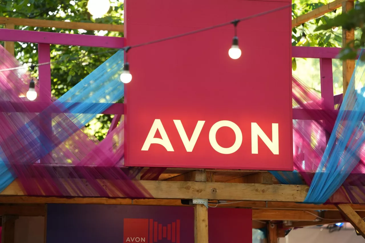 Avon w Rossmannie - kultowe kosmetyki dostępne w całej Polsce (Shutterstock)