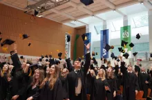 Absolwenci gotowi na przyszłość. Wielka ceremonia graduacji na Wydziale Zarządzania UW. Symboliczny finał i początek nowego etapu