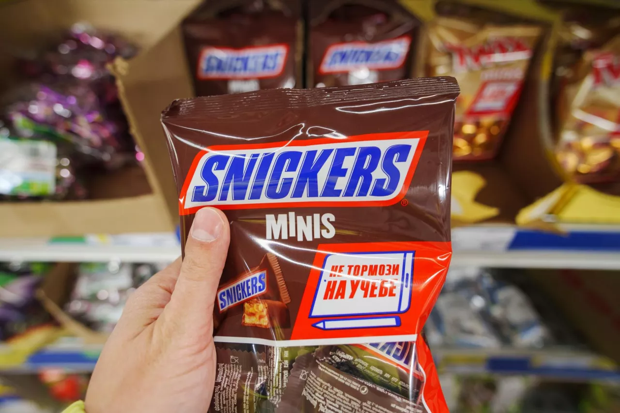Produkowane przez Marsa słodycze Snickers na półce sklepu w rosyjskim mieście Tiumeń (fot. darksoul72/Shutterstock)