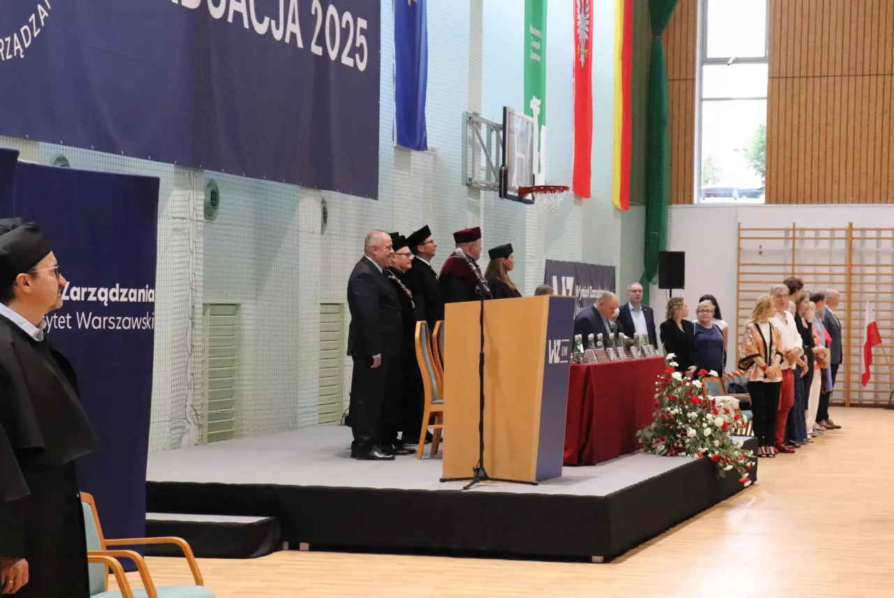 Absolwenci gotowi na przyszłość. Wielka ceremonia graduacji na Wydziale Zarządzania UW. Symboliczny finał i początek nowego etapu