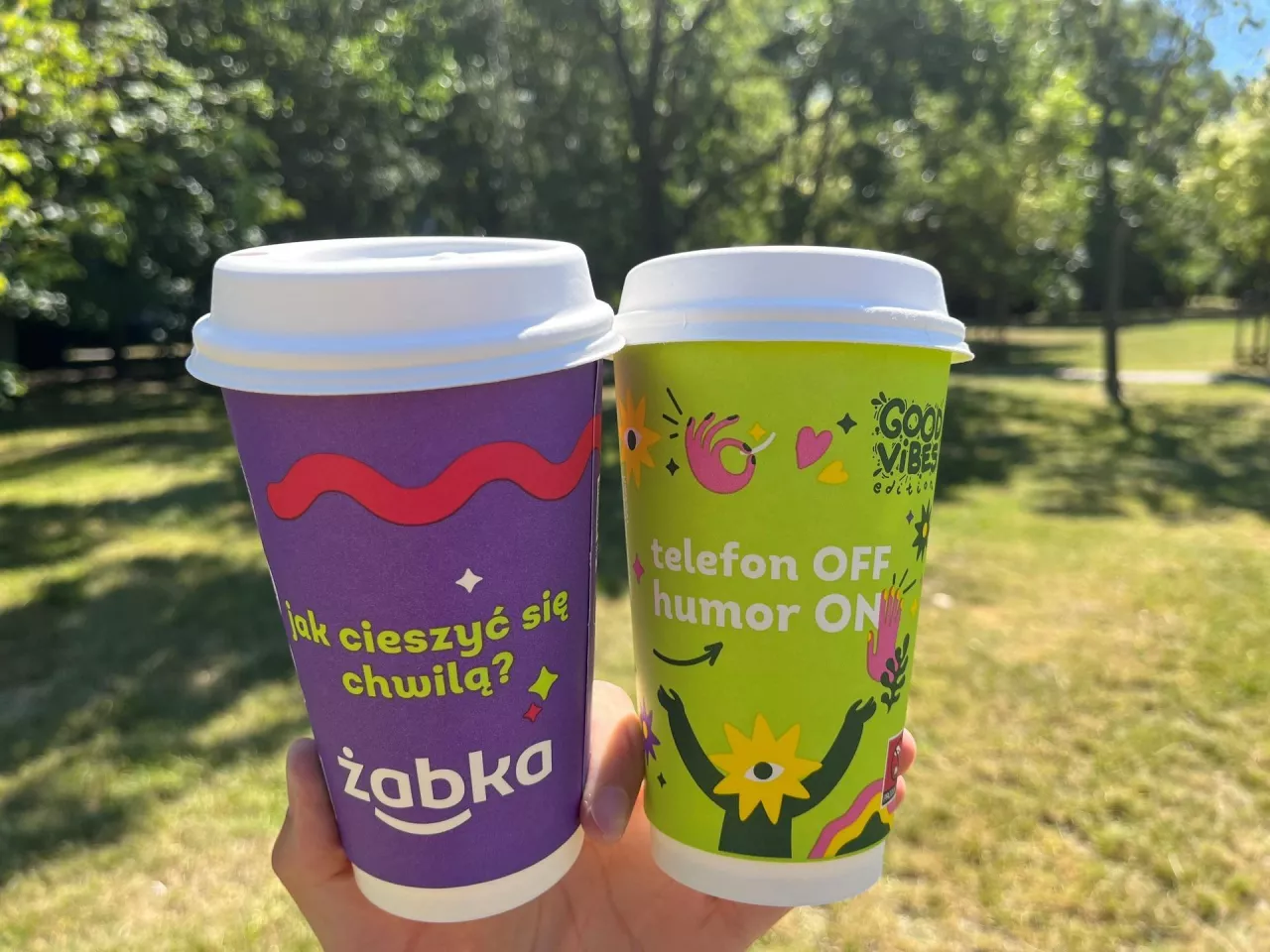 <p>Nowe kubki do kawy z letniej serii zostały stworzone przez Żabkę z przymrużeniem oka</p>