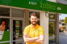 <p>Tak wygląda prowadzenie sezonowego sklepu Żabki. „Tu wszystko dzieje się szybciej”</p>