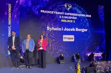 <p>Sylwia I Jacek Bergerowie, właściciele sklepów Intermarché w Starym Mieście i Słupcy, podczas wręczenia nagrody Franczyzowy Superbohater</p>